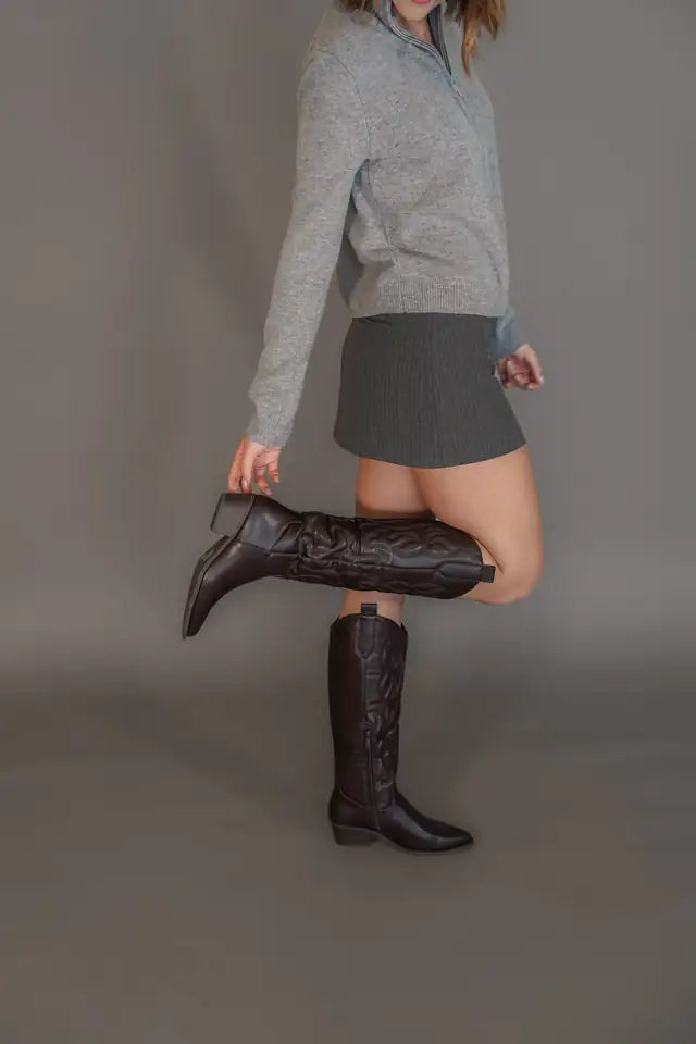 Bota vaquera café con bordado